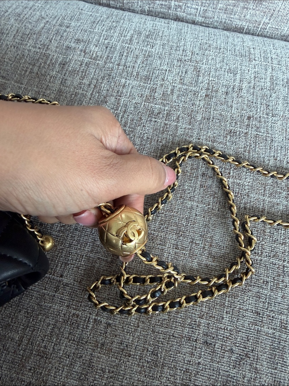 CHANEL Black Quilted Crossbody Bag with Gold Chain & CC Lock - Picture 4 of 8